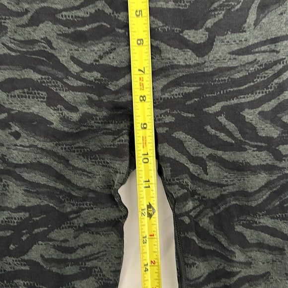 Gymshark Adept Seamless Animal Print Jacquard Pattern Leggings - Picture 4 of 9